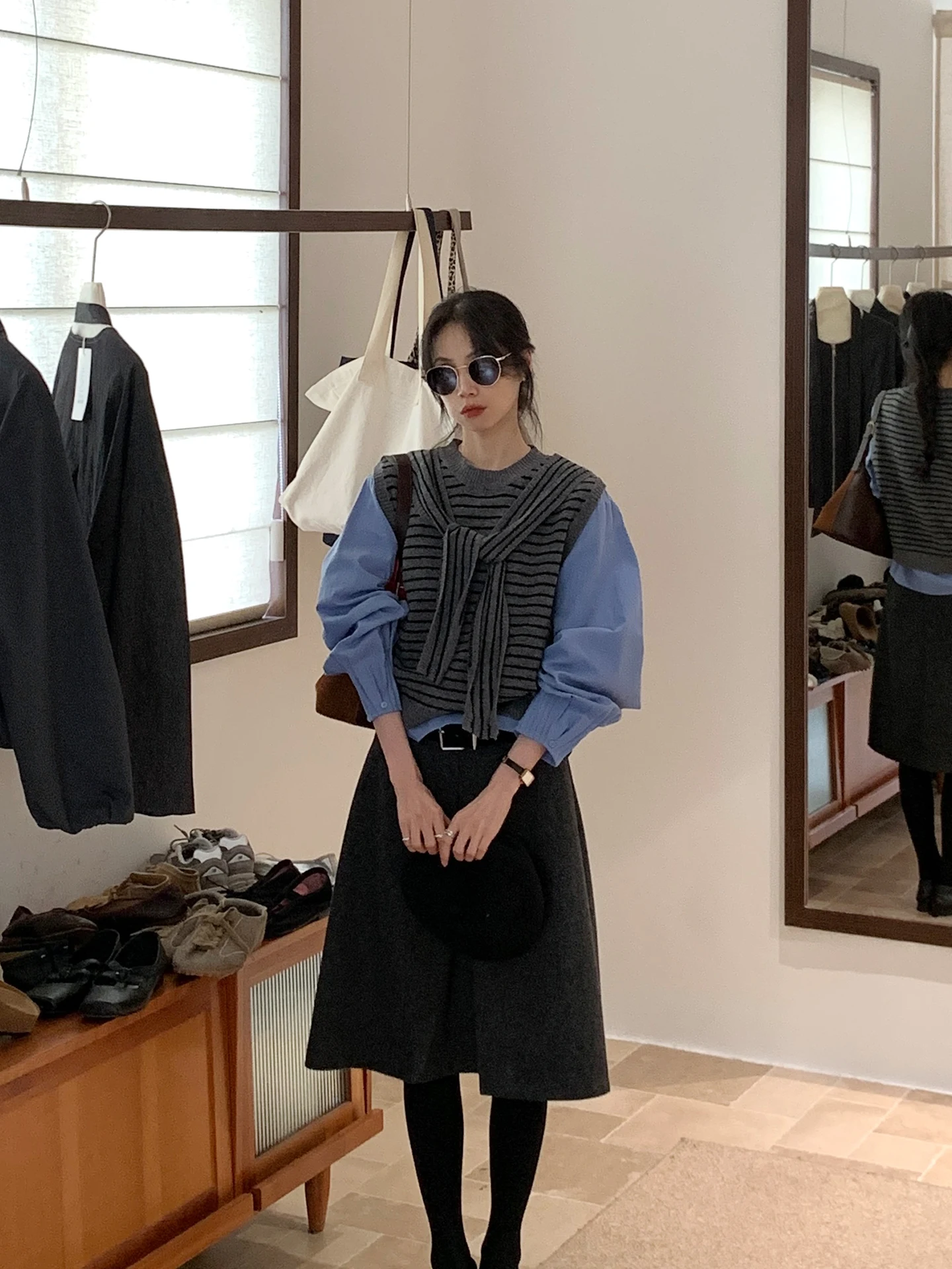 

Синий вязаный комплект из рубашки и жилета для женщин: корейский дизайн, приталенный крой, круглый вырез, длинный рукав, стандартная посадка