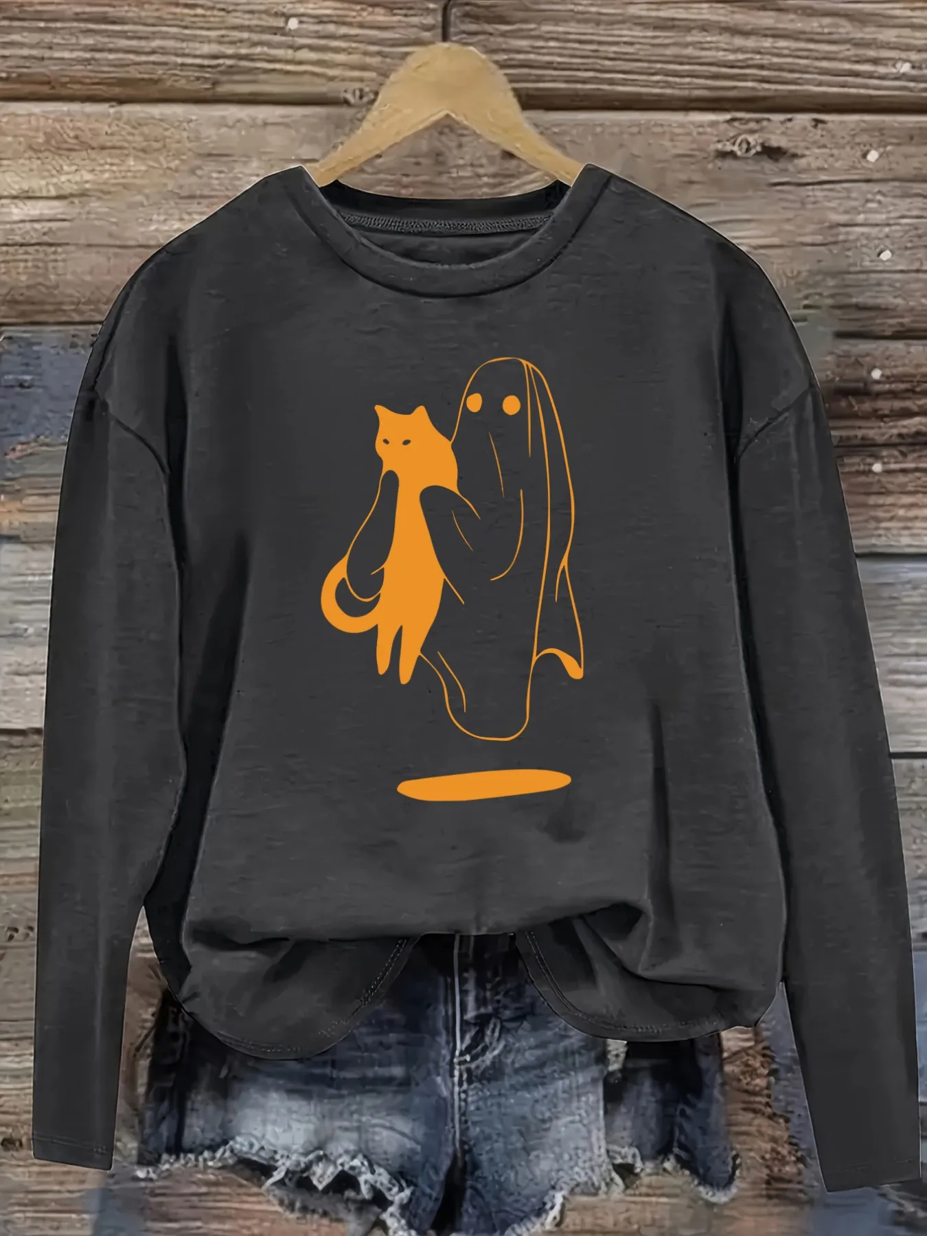 Women's Casual Long Sleeve Crew Neck T-Shirt Orange Ghost Holding Cat Print Design, Round Neck Women's Clothing, Machine Washable, Slightly Elastic, Loose Fit, Spring Autumn Winter Women's T-Shirt, Halloween Costume Outfit