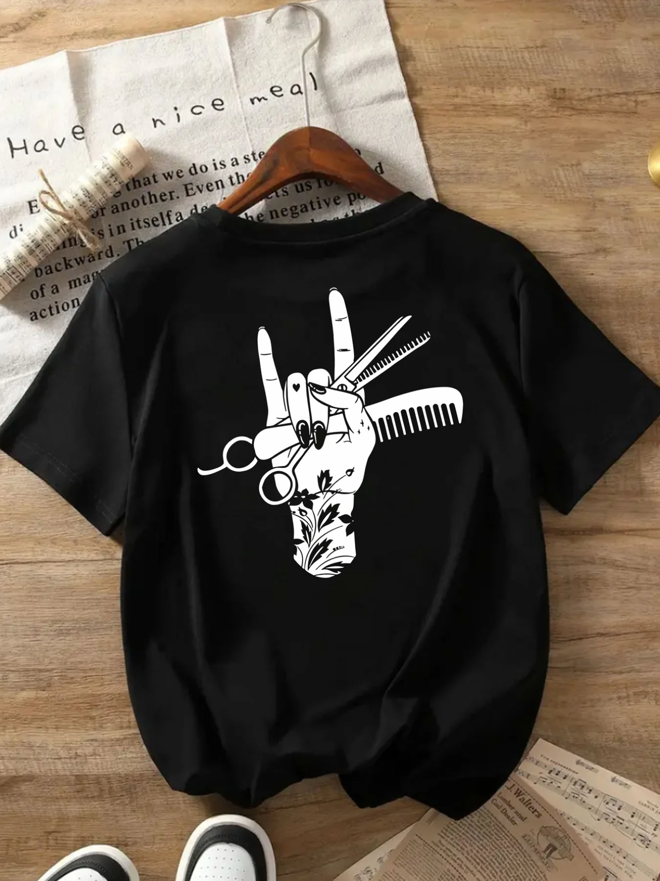 Women'S Short Sleeve T-Shirt, Barber Gesture, Scissors And Comb Print Tee, Casual Round Neck Top, Stretch, Machine Washable, Suitable for Spring/Summer/Fall