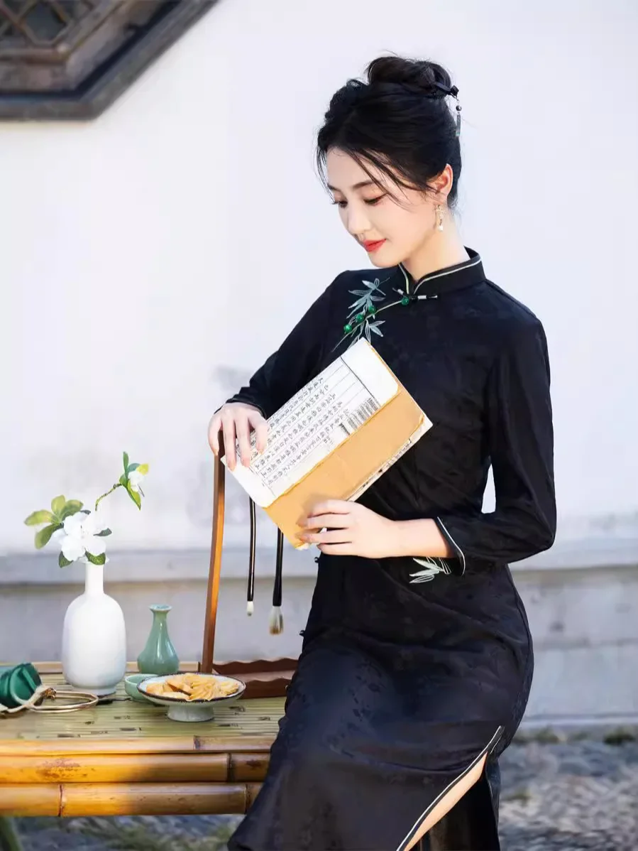 2024 Autumn New Knitted Jacquard Embroidered Medium length Cheongsam Art Retro Black Temperament Slimming Cheongsam Qipao Dress