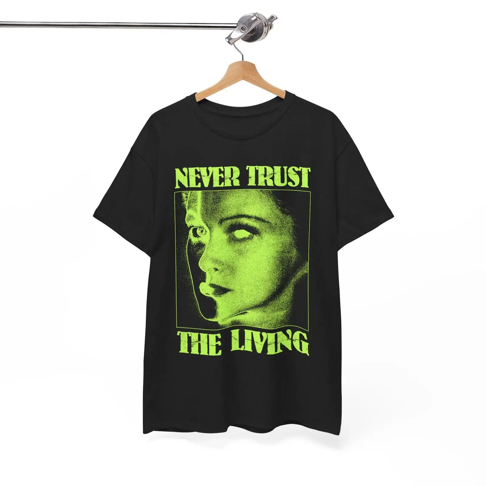 Футболка Never Trust The Living в стиле готика, пост-панк, хоррорпанк, дарк-арт, винтажная, слегка мягкая, стильная, универсальная, повседневная.