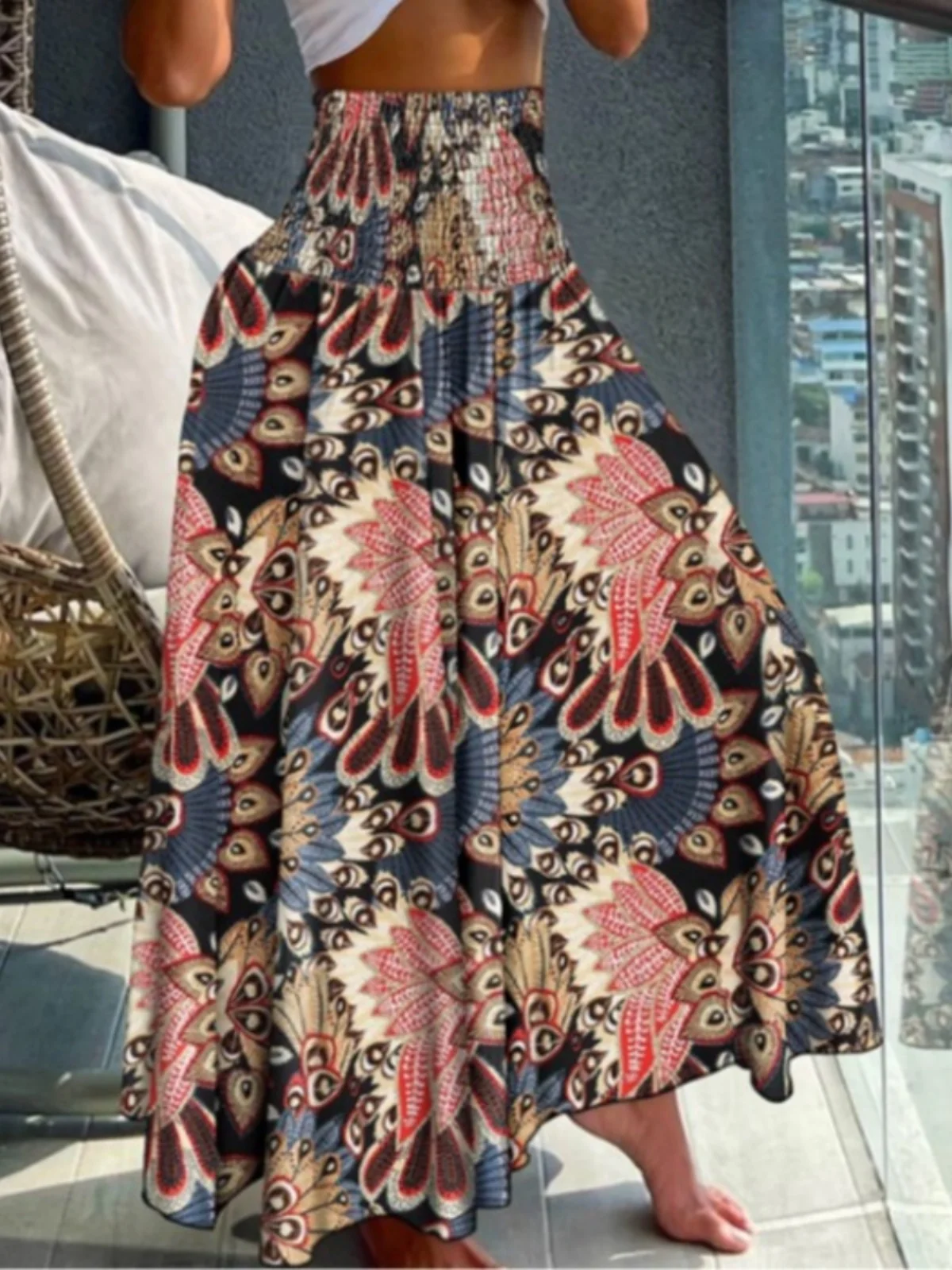 Saia midi fena estilo boêmio, elástica, cintura alta, evasê, com estampa floral, moderna, para praia e férias, em poliéster.