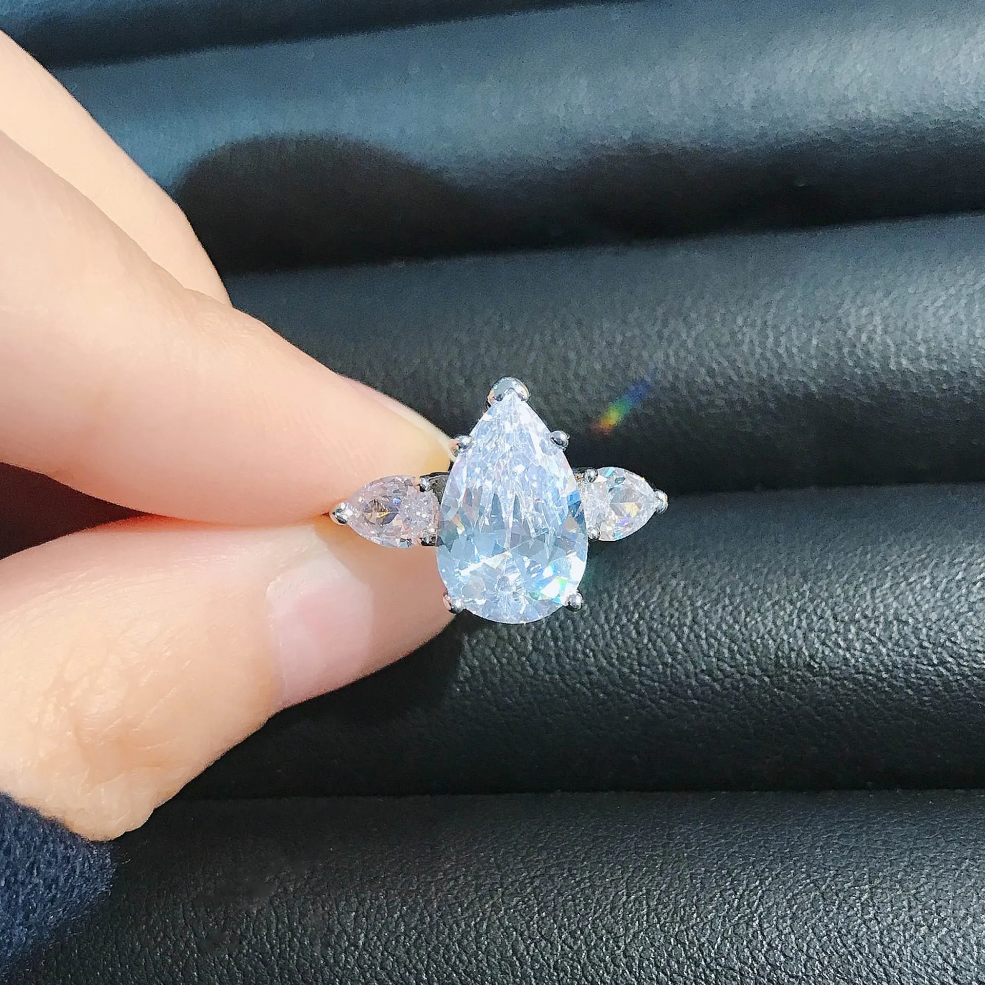 S925 silver niche design moissanite exaggerated middle finger engagement water drop pear ring woman
