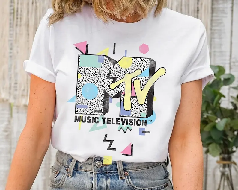 

Музыкальная телевизионная MTV Ретро 90-х годов Форма Дизайн Логотип Графическая рубашка Классическая абстрактная музыкальная телевизионная хлопковая футболка Женская одежда