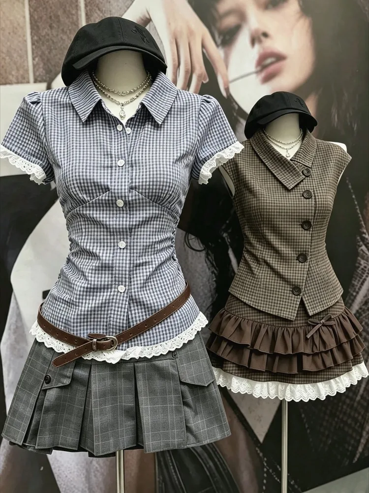 Vintage Coquette Dark Academia Damen-Outfit Spitzenbesetzte Bluse Ärmelloser Rüschenrock Karierter Minirock Retro Preppy Kleidungsset