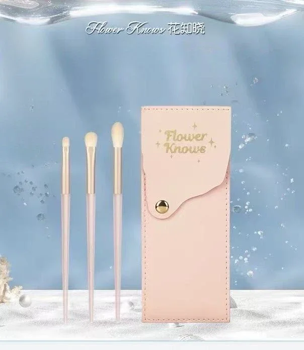 Flower Knows Swan Ballet Strawberry Rococo Blush Spot Brush แปรงแต่งหน้าขนปุยเครื่องปรับอากาศเครื่องมือแต่งหน้าดอกไม้รู้