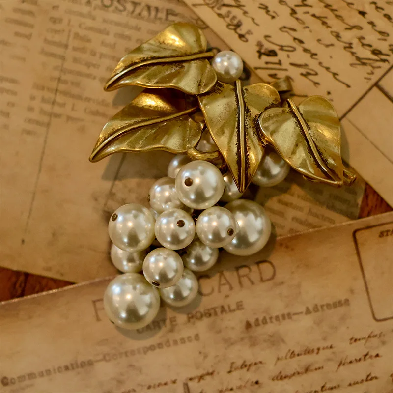 

High-end European and AmericanvintageVintage Glass Pearl Grape Leaf Retro Brooch Pendant