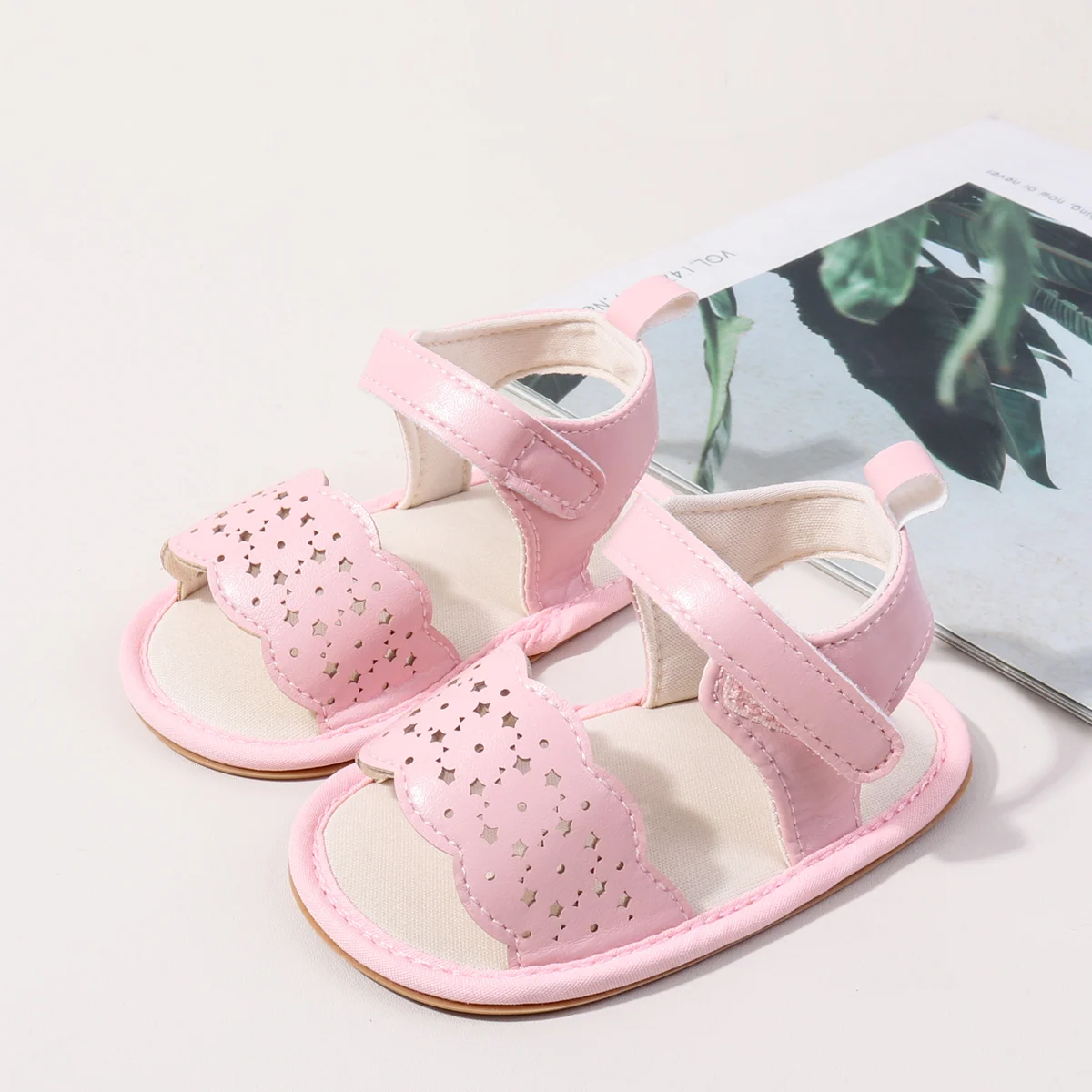 Babyschoenen in nieuwe stijl voor 0-1 jaar oud, geschikt voor zowel jongens als meisjes, ademende sandalen om te leren lopen