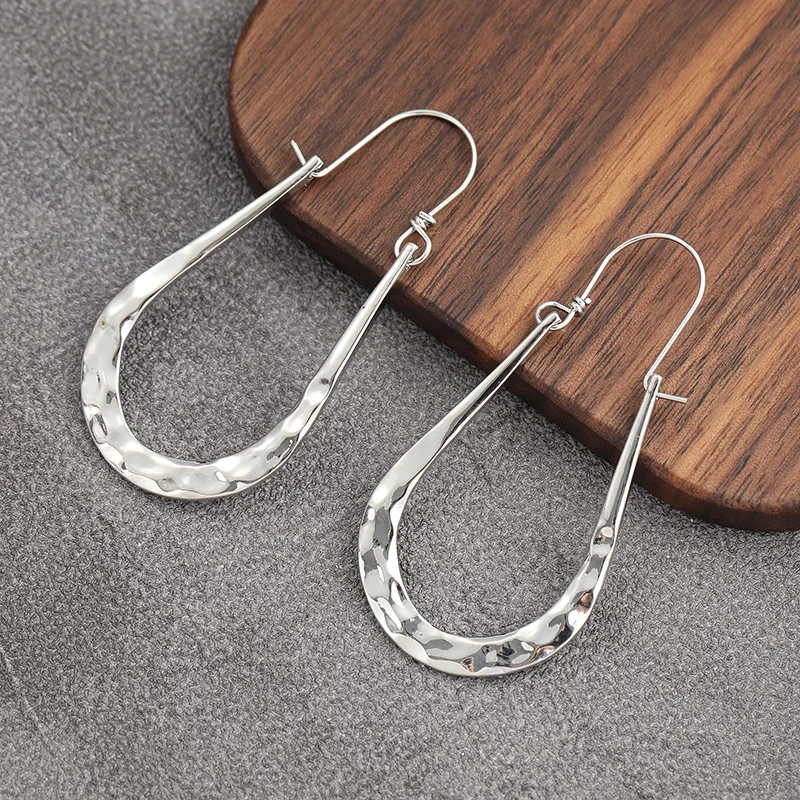 Vintage Silberfarbene Gehämmerte U-förmige Creolen für Damen, Persönliche Übertriebene Ohr-Accessoires, Schmuck-Geschenkidee