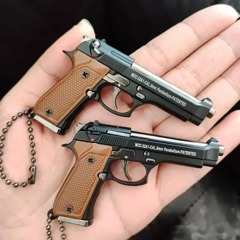 LLavero de pistola de aleación modelo BERETTA 92F a escala 1:3, Mini arma de juguete, modelo de arma, llavero de Metal, regalo de cumpleaños para niños y adultos