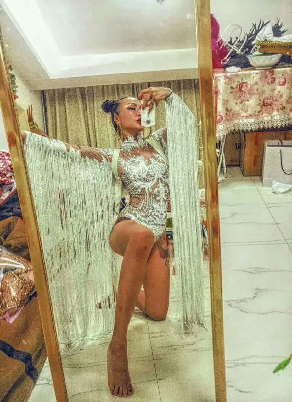 Kobiety frędzle białe kryształy body kostiumy damskie klub nocny Bar seksowne kombinezony dżetów strój wydajność piosenkarka DJ Show