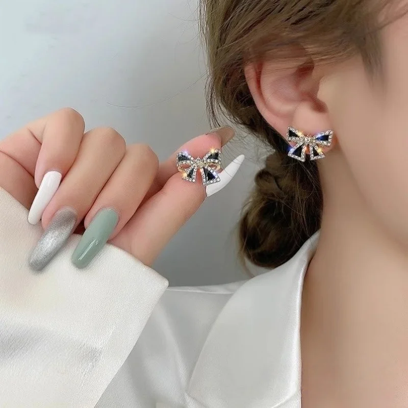 New Trendy Inlaid Rhinestone Bowknot Stud Earrings For Women White Zircon Crystal Bow Earrings Wedding Jewelry Birthday Gift