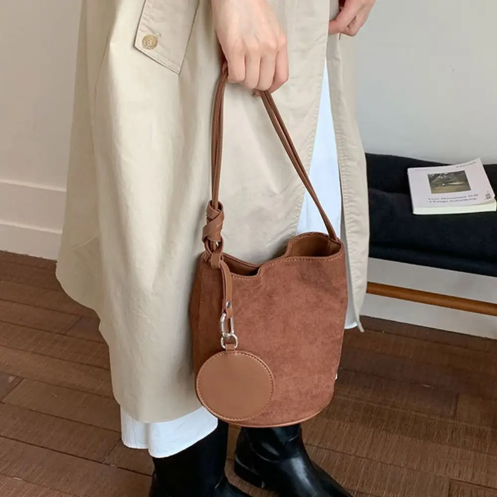 

with Round Pendant Faux Suede Bucket Bag Handbag Large Capacity Slouchy Hobo Bags Bucket Bag Shoulder Bag Solid Color Tote Bag