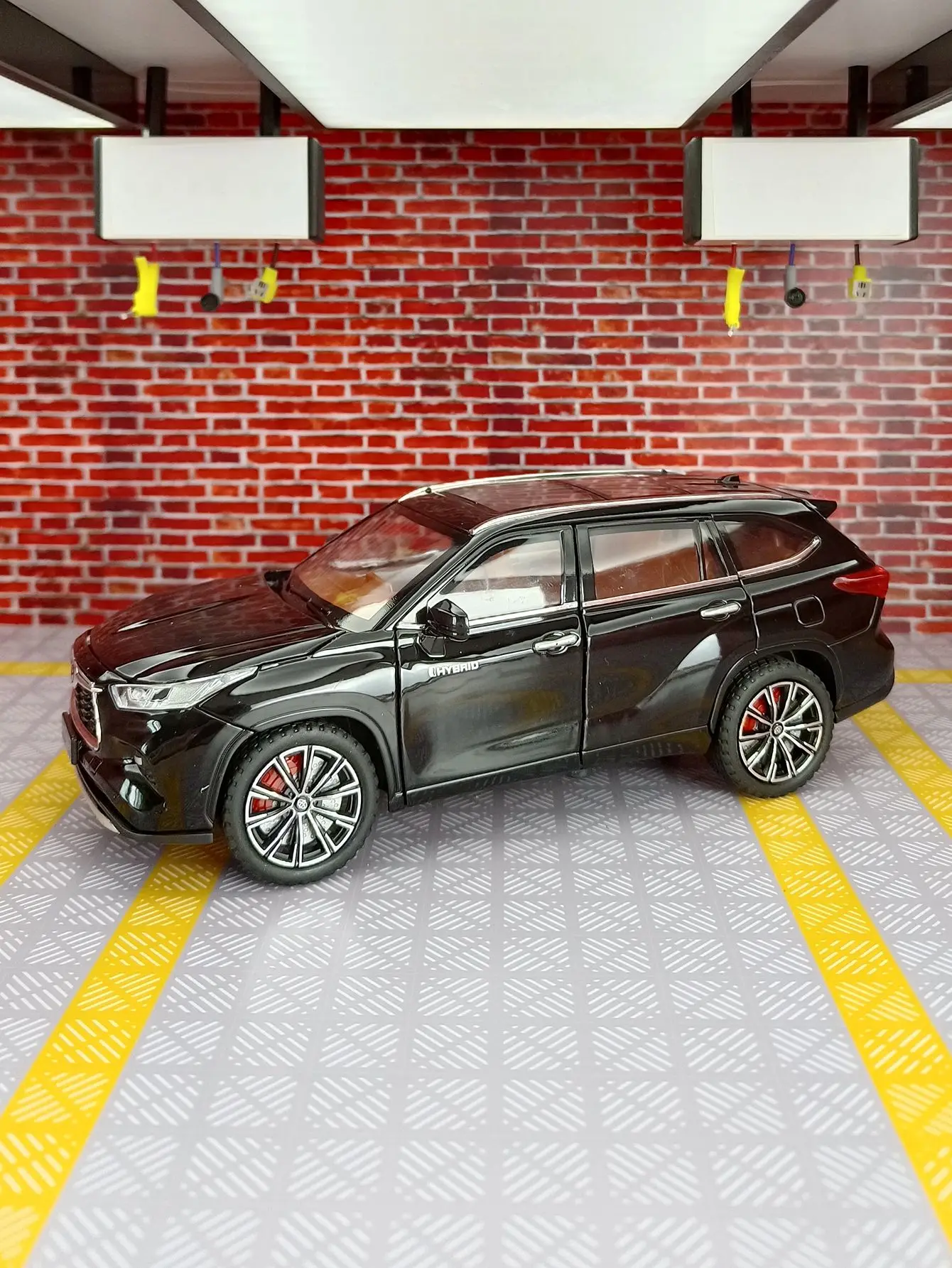 1:24 portas de modelo de carro de liga Highlander e capô do motor, o porta-malas pode ser aberto como presente para amigos de boa qualidade