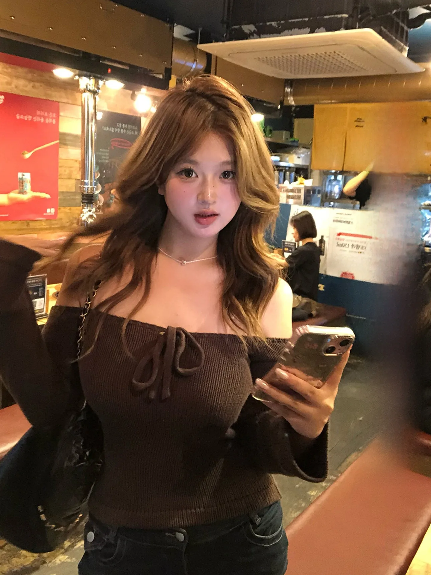 

Вязаный комплект из хлопка с эффектом сахарной обработки, облегающий, с джинсами-клешами, дизайном с завязками на одно плечо и длинными рукавами.