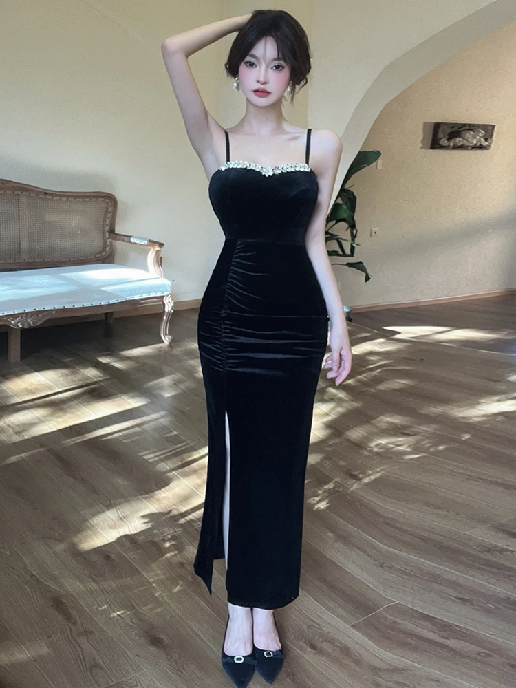 فستان مخملي متوسط الطول مثير مع أشرطة مزخرفة بكثافة وخصر مرتفع وتصميم غير متماثل لإطلالة نحيفة للنساء في المناسبات المسائية