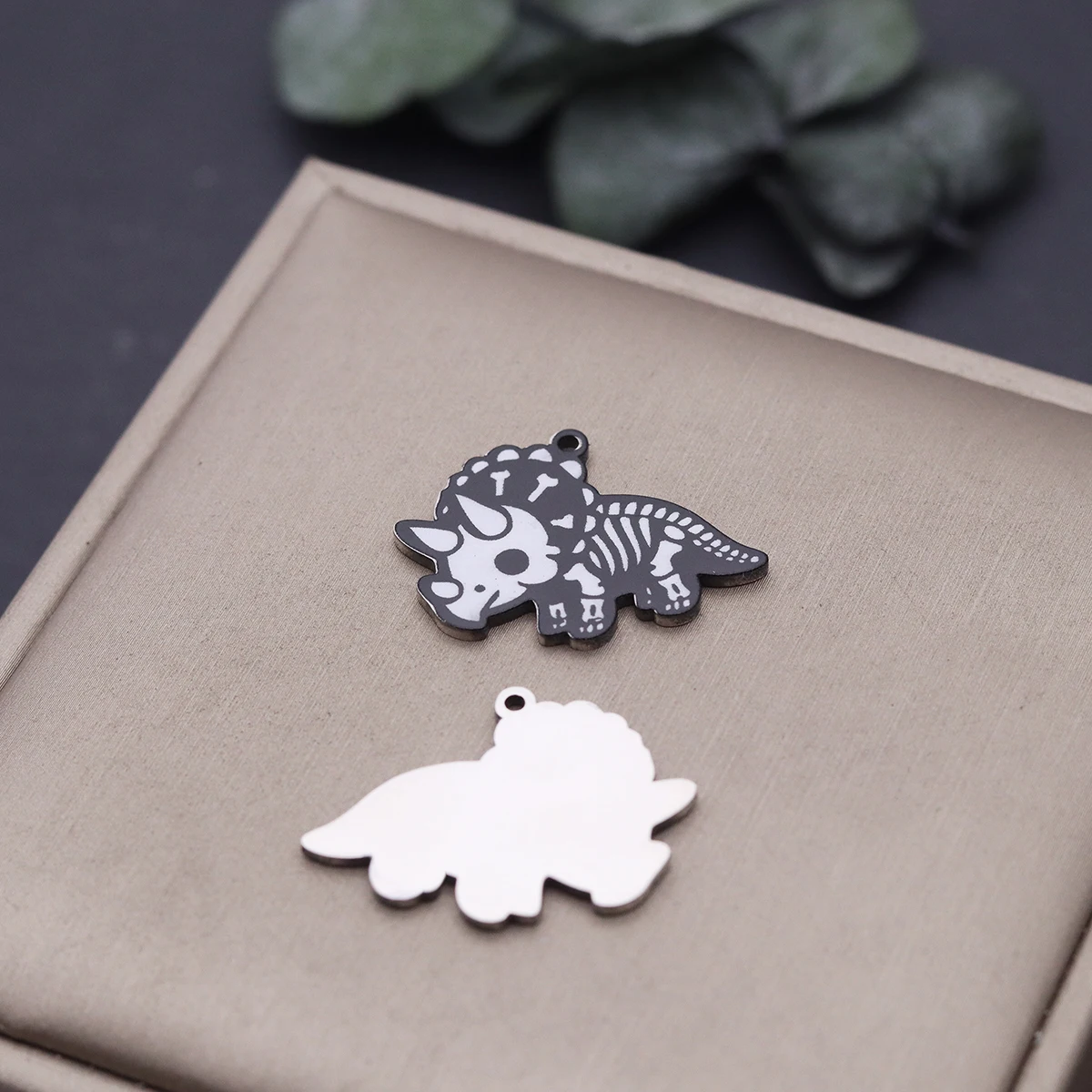 2 قطعة الديناصورات الكرتون الشرير هالوين أسود أبيض موضوع الهيكل العظمي قلادة جالبة للحظ لصنع المجوهرات هدايا الاطفال DIY بها بنفسك اكسسوارات #3