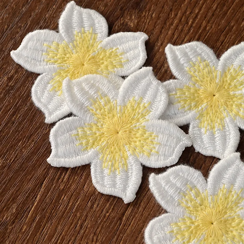 5 Stück gelb-weiße 3D handgenähte Perlen-Blumenmuster-Applikationen zum Selbermachen für Kleidung, Schuhe, Hüte, Taschen, Perlen, Pailletten, Applikationen – Detail 2