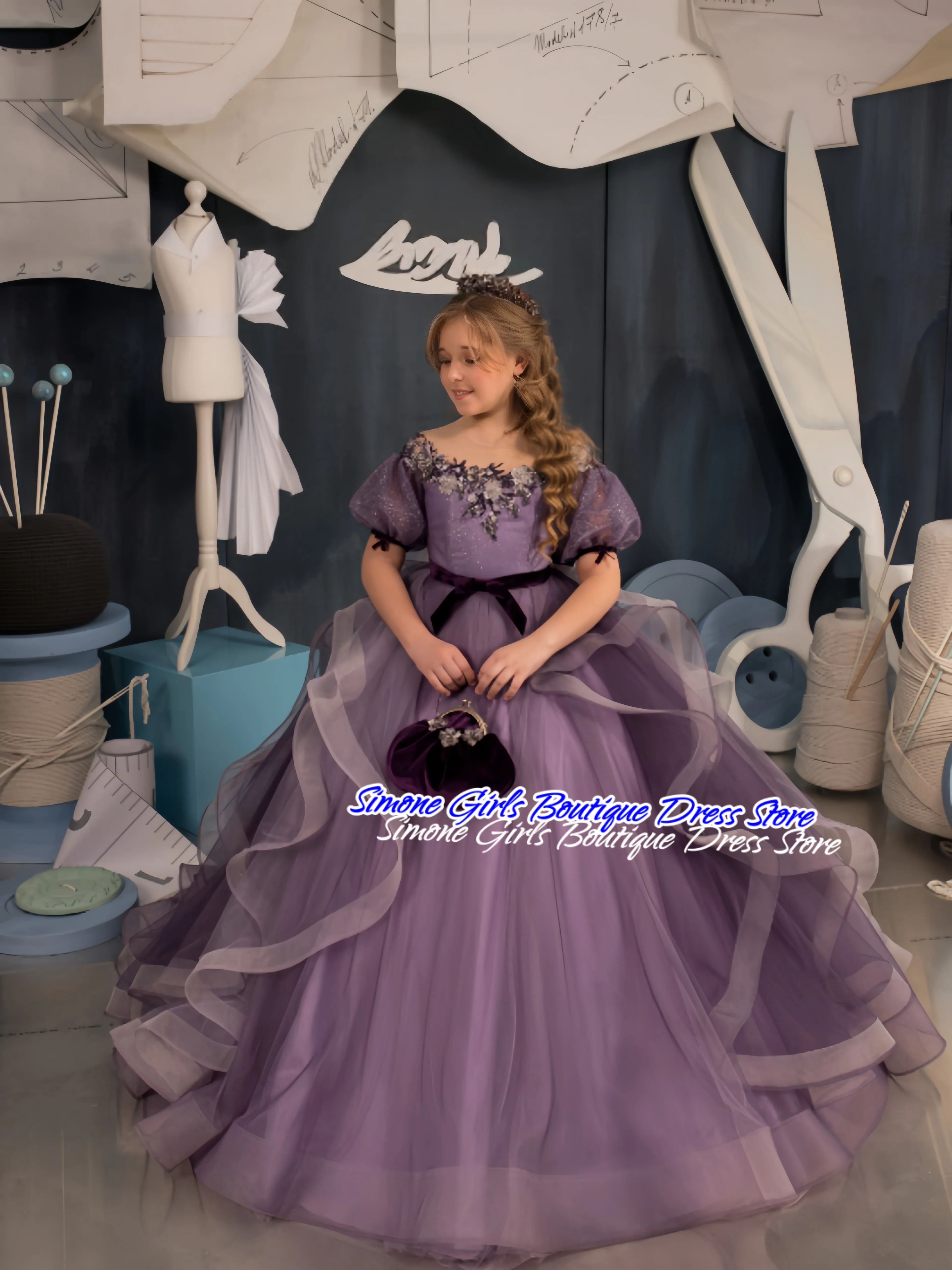 فستان الأميرة ذو الطبقات بخياطة من الدانتيل فساتين فتاة الزهور غير المتكافئة للاستقبال الرسمي وحفلات الرقص