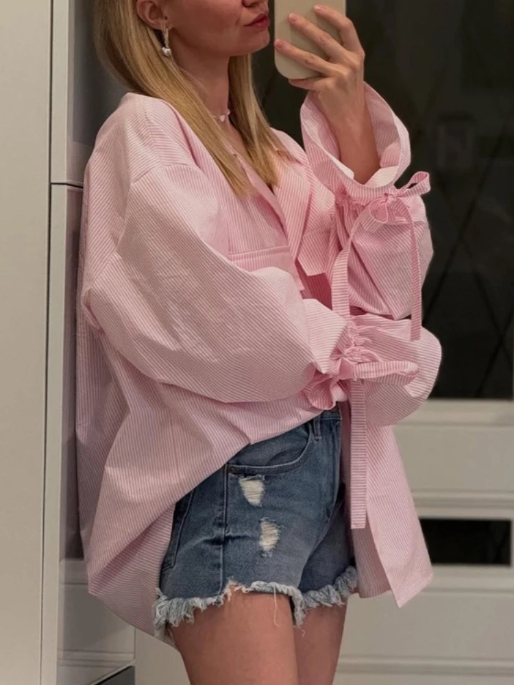 เสื้อเชิ้ตผู้หญิงลายทางสไตล์ลำลอง แขนบาน แต่งผ้าลูกไม้ผูกเชือก ตัดต่อสีตัดกัน เหมาะสำหรับใส่ทำงาน