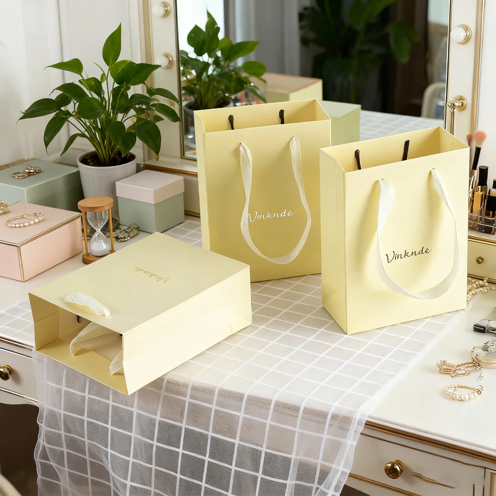 50 حزمة شخصية عطلة حزب هدية حمل حقيبة أكياس الورق البيج مع مقبض المجوهرات كيس التسوق هدية عيد الحب الزفاف