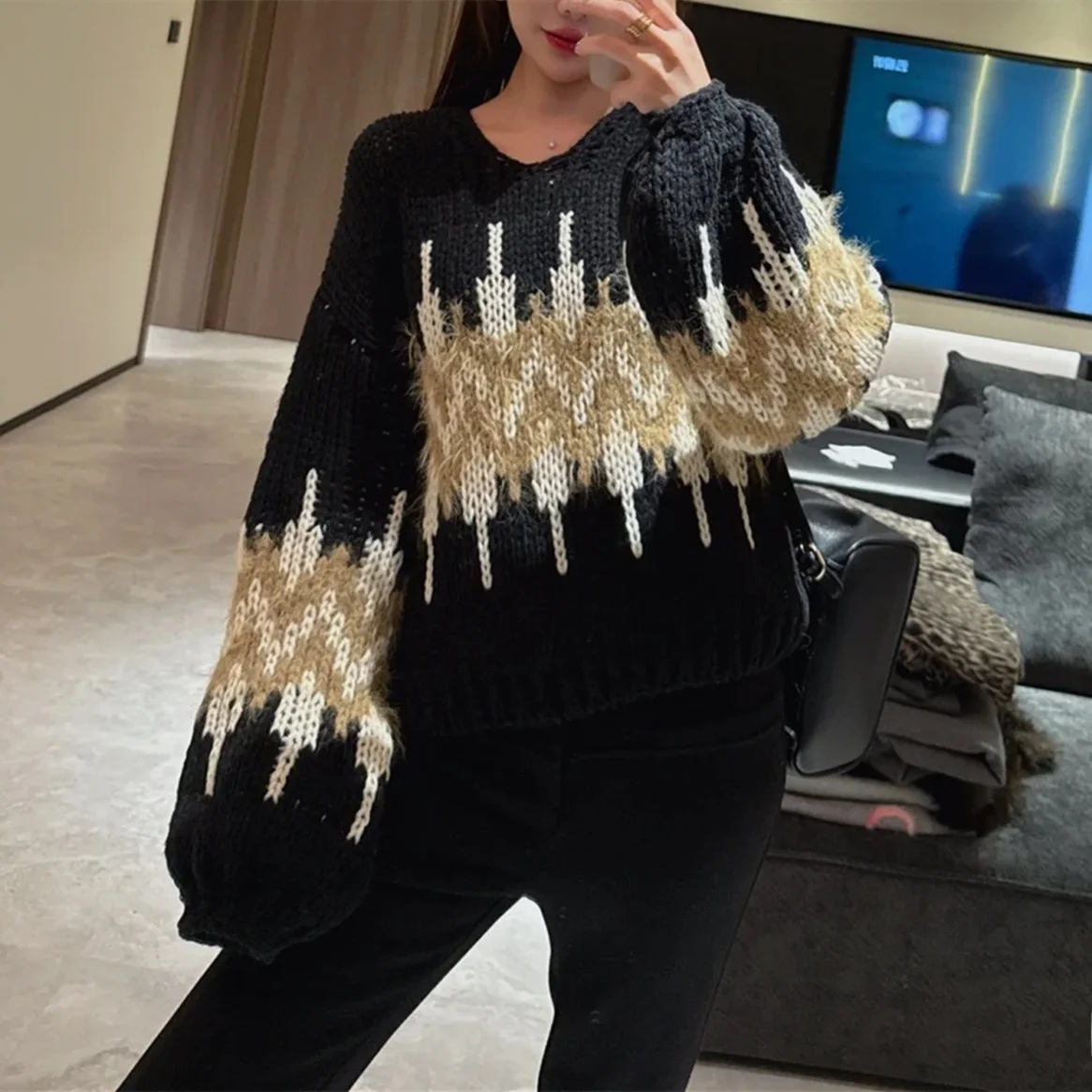 

High-End European Sle Women's Loose Long Sve round Ne Knitted Sweater with Lantern Sves And Color Blo Design
