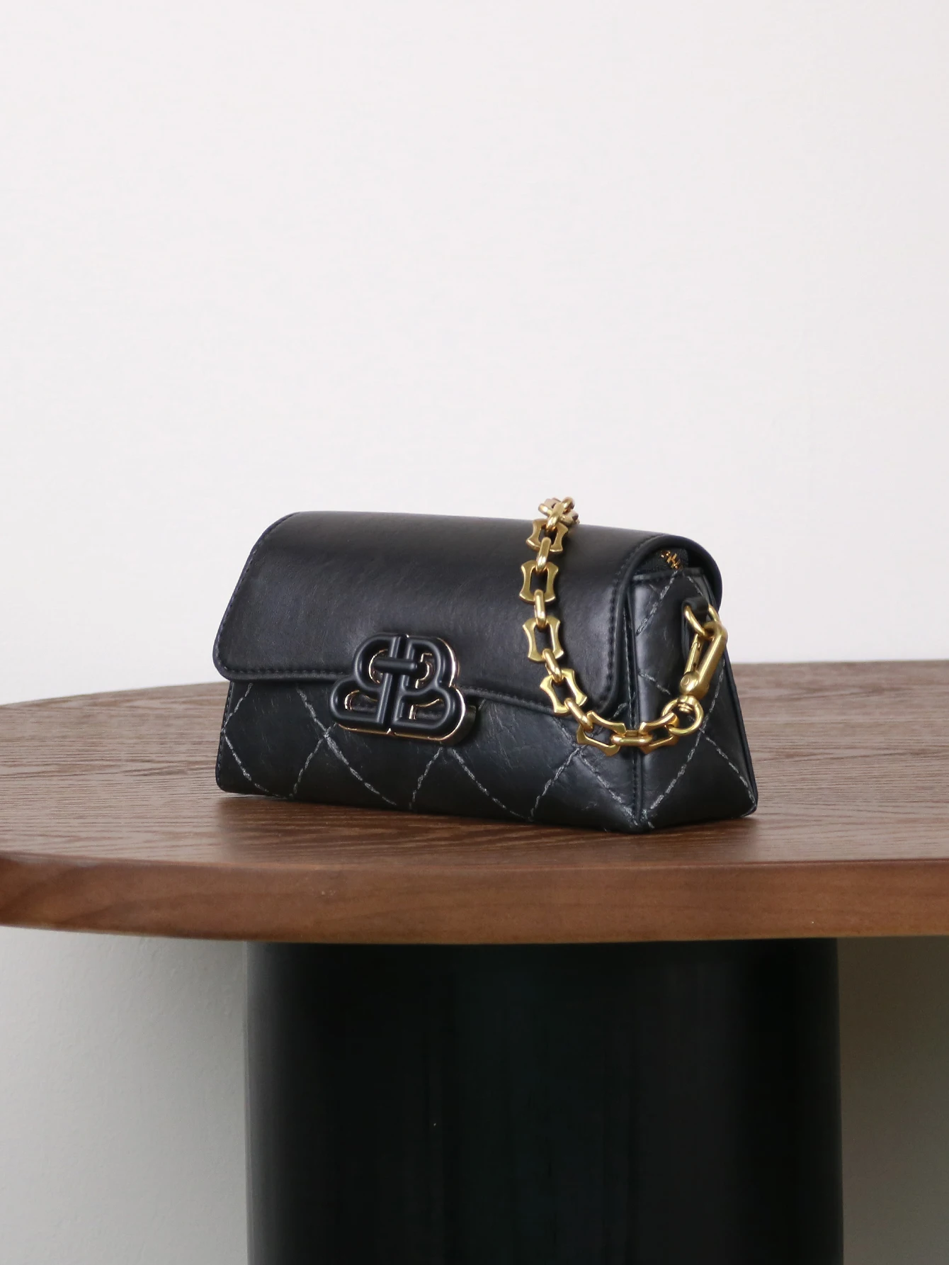 خريف/شتاء 2025 جديد خط التطريز الرجعية حقيبة يد صغيرة فاخرة موضة سلسلة حقيبة مزاجه الغريبة بوسطن وسادة صغيرة كوم