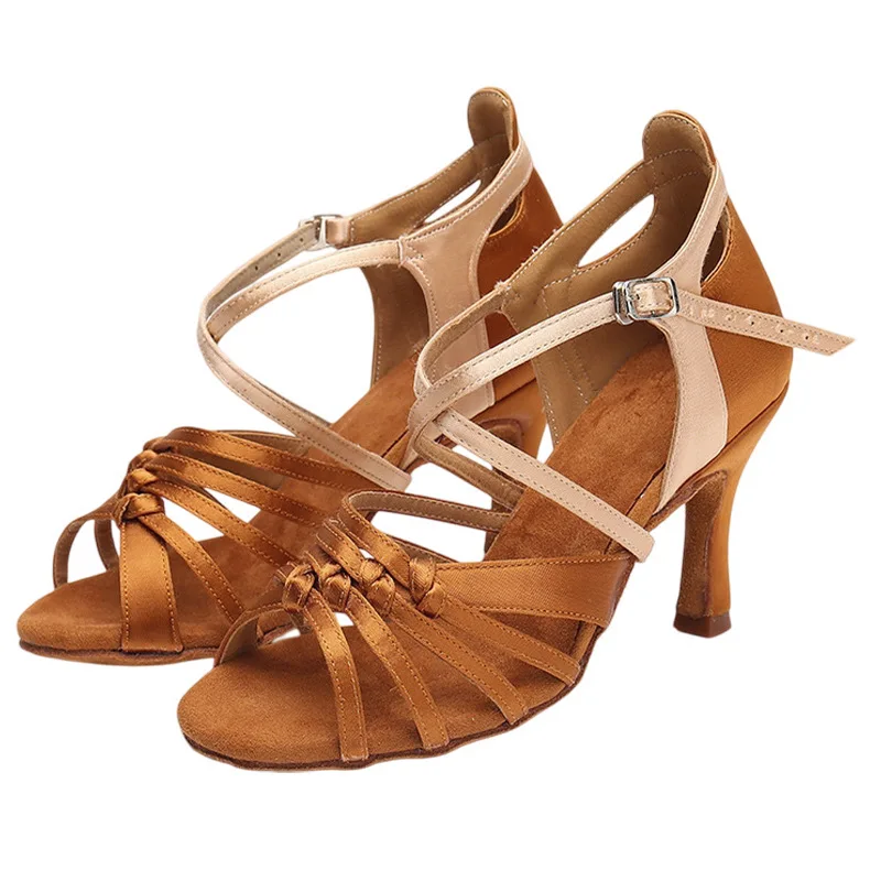 女性のラテンダンスシューズソフトソールサテンダンスシューズ 2025 サマーサンダルスクエアダンスシューズ