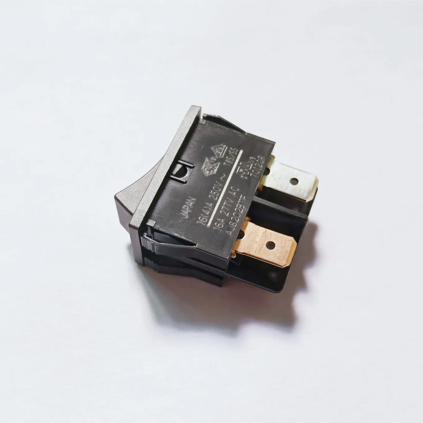 

Original new 100% AJ8201RF AJ8202BTF rocker switch 16A250VAC 16A277VAC 4pin 2gear