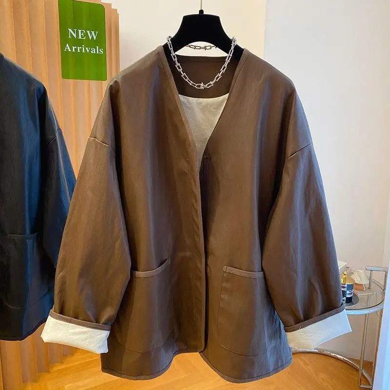 

Винтажная коричневая модная женская куртка из искусственной кожи, осенняя крутая свободная куртка средней длины с v-образным вырезом на молнии, повседневная женская верхняя одежда