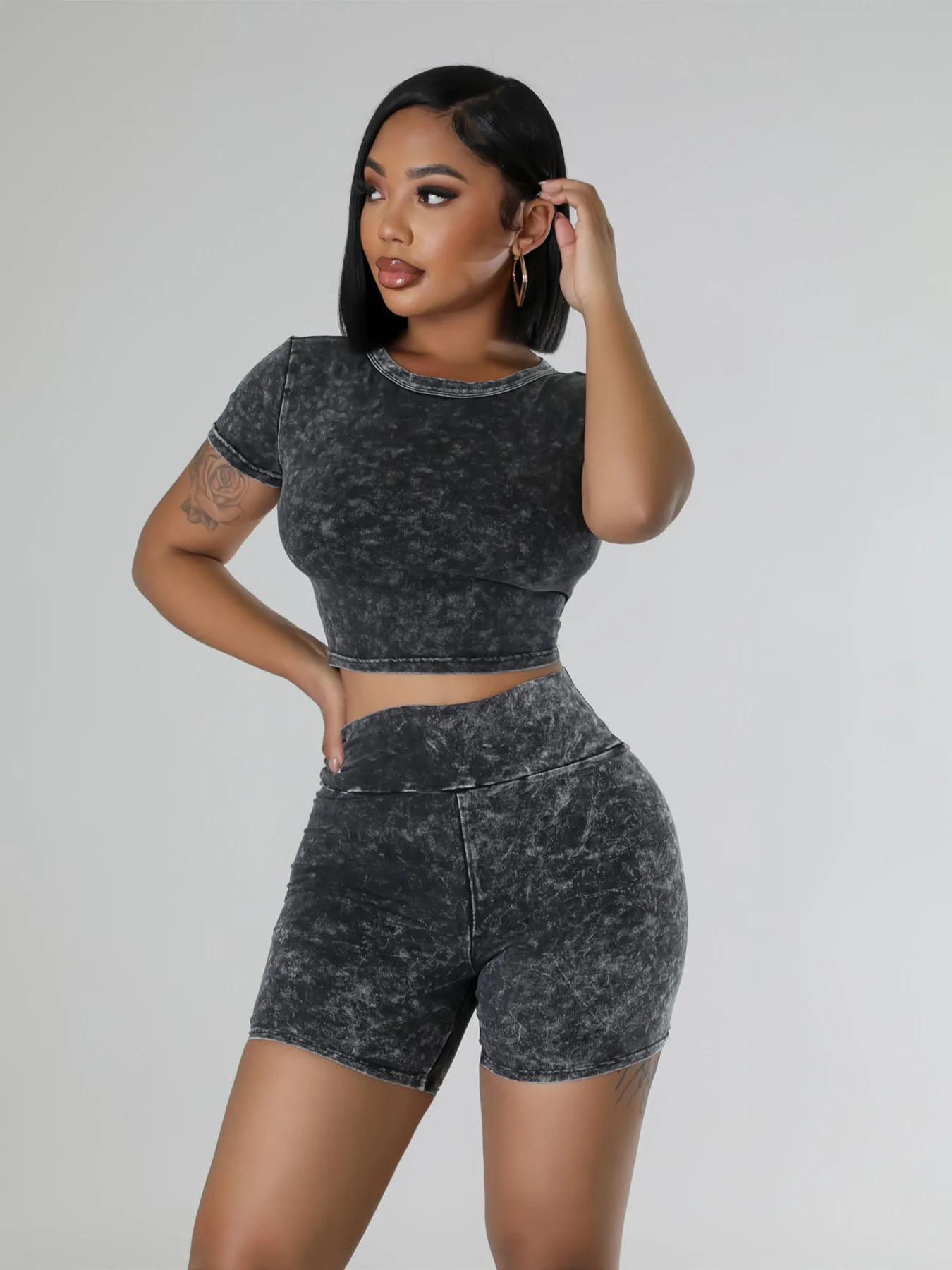 Conjunto fitness feminino com 2 peças, top curto de manga curta, shorts de motoqueiro magros, roupas de treino combinando, lavado com ácido, nova moda, verão 2024