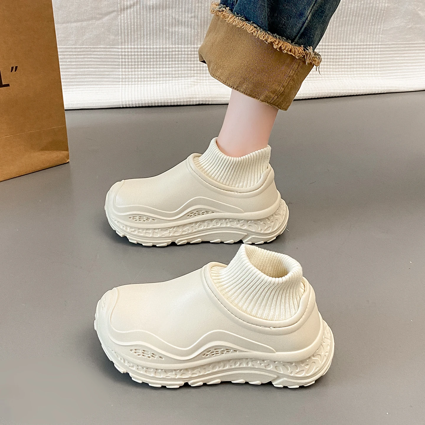 شباشب قطنية مبطنة ودافئة جديدة للشتاء، أحذية خارجية مقاومة للماء والثلج. أحذية قطنية مقاومة للانزلاق ومقاومة للاهتراء