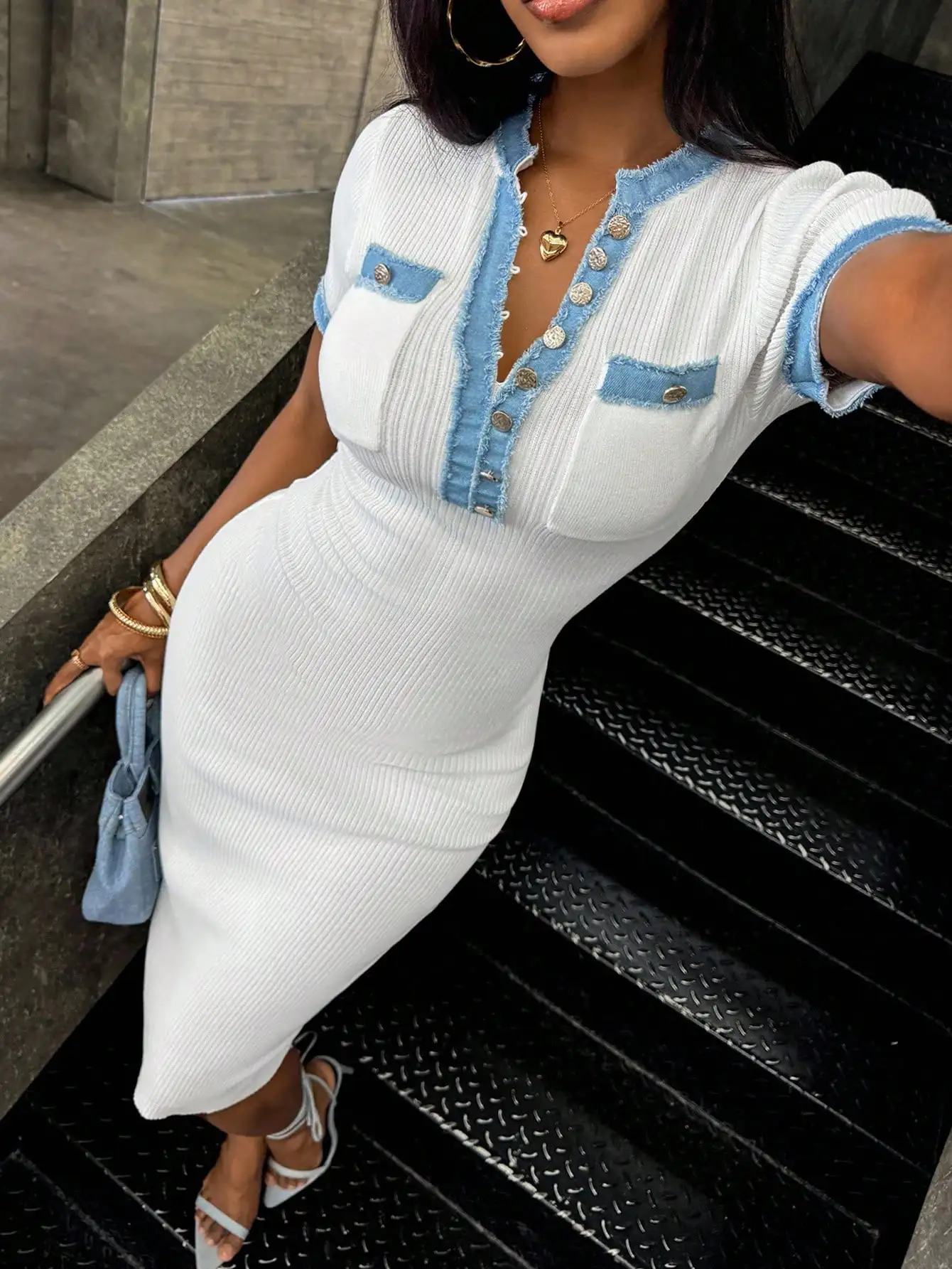 

Женское облегающее трикотажное платье с V-образным вырезом, короткими рукавами и джинсовыми пуговицами