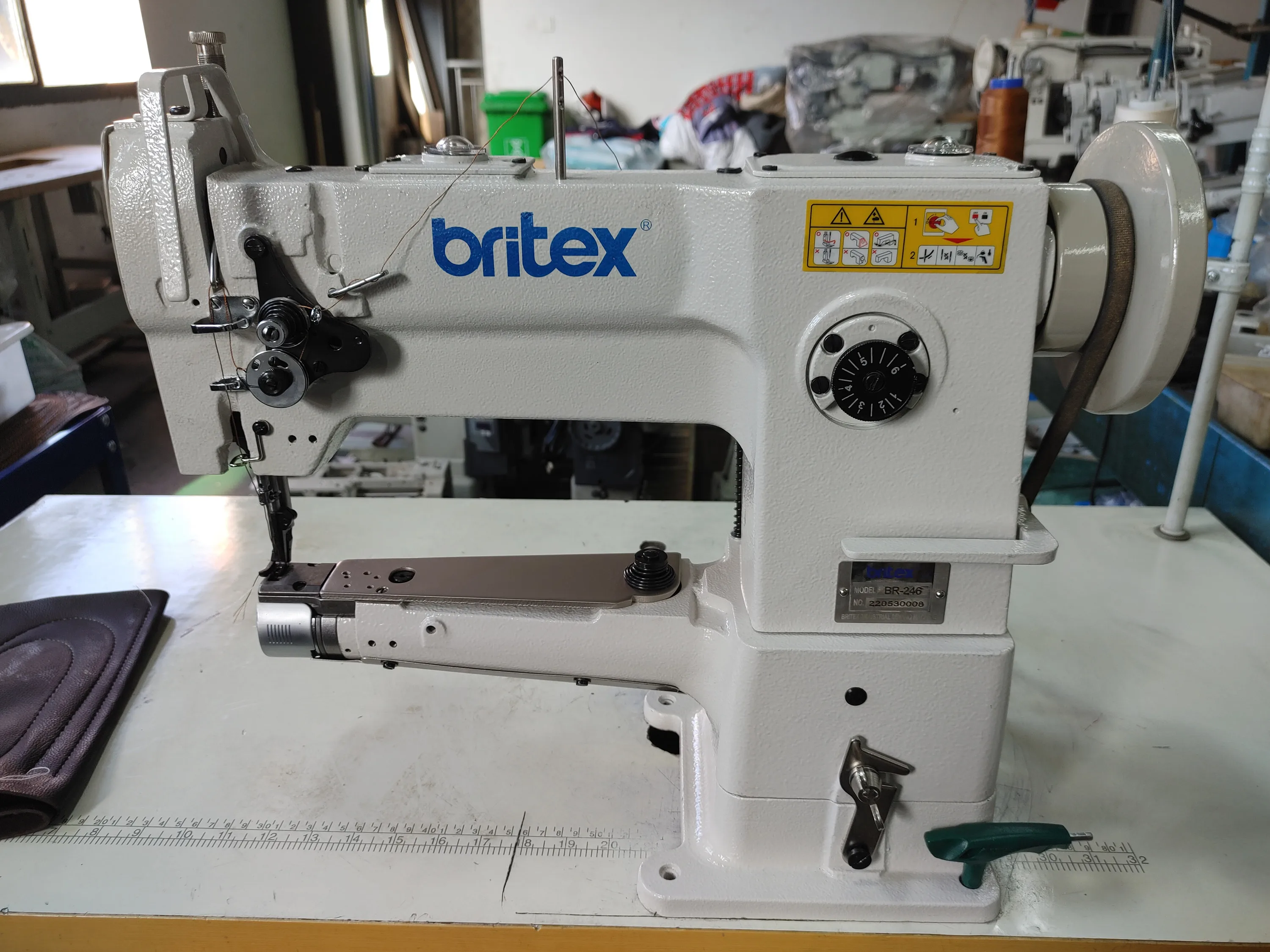 عالية الجودة Britex Br-246 واحد N-e-dle عالية السرعة اسطوانة السرير الثقيلة D-u-ty ماكينة خياطة الغرز المتشابكة سعر الجلود