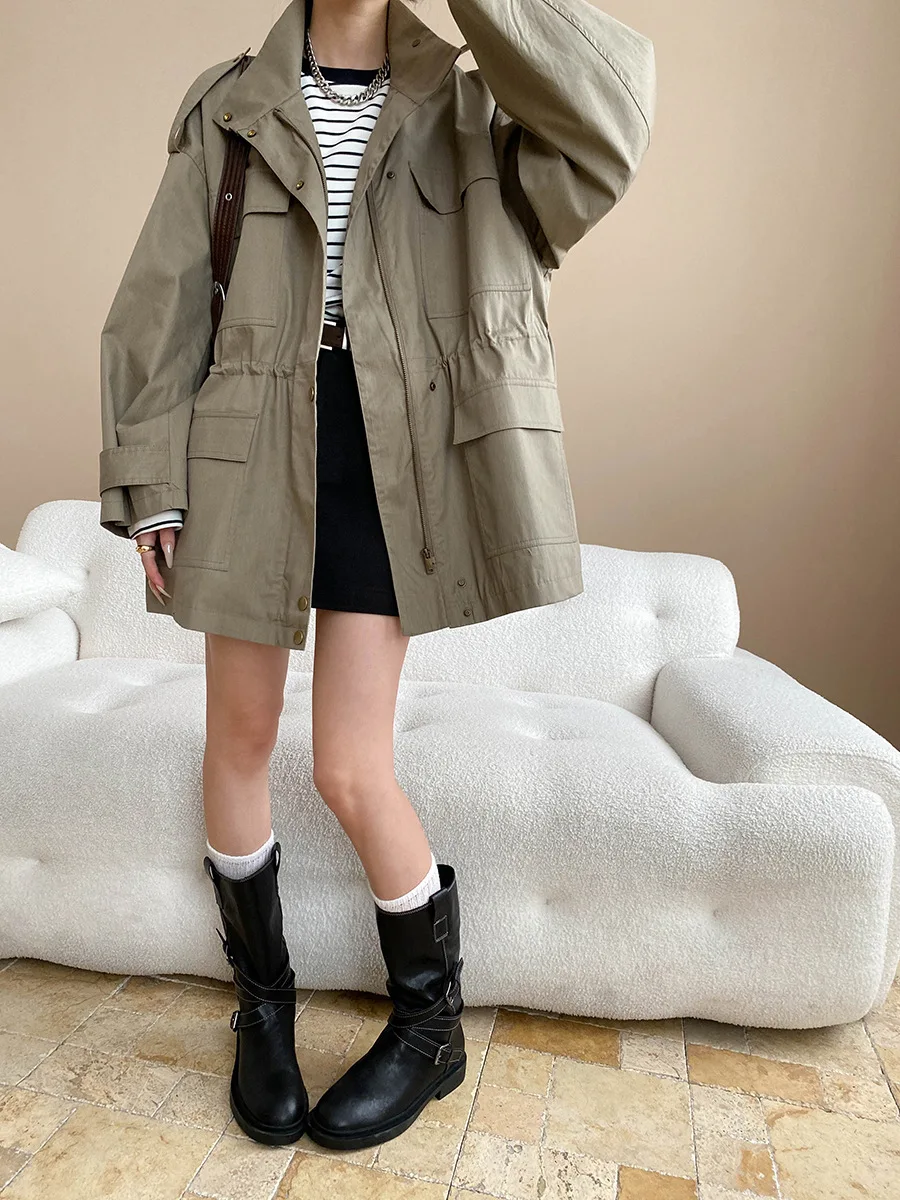 Damski khaki płaszcz trencz cargo oversize z kołnierzem stójką, 4 kieszenie, casualowy.
