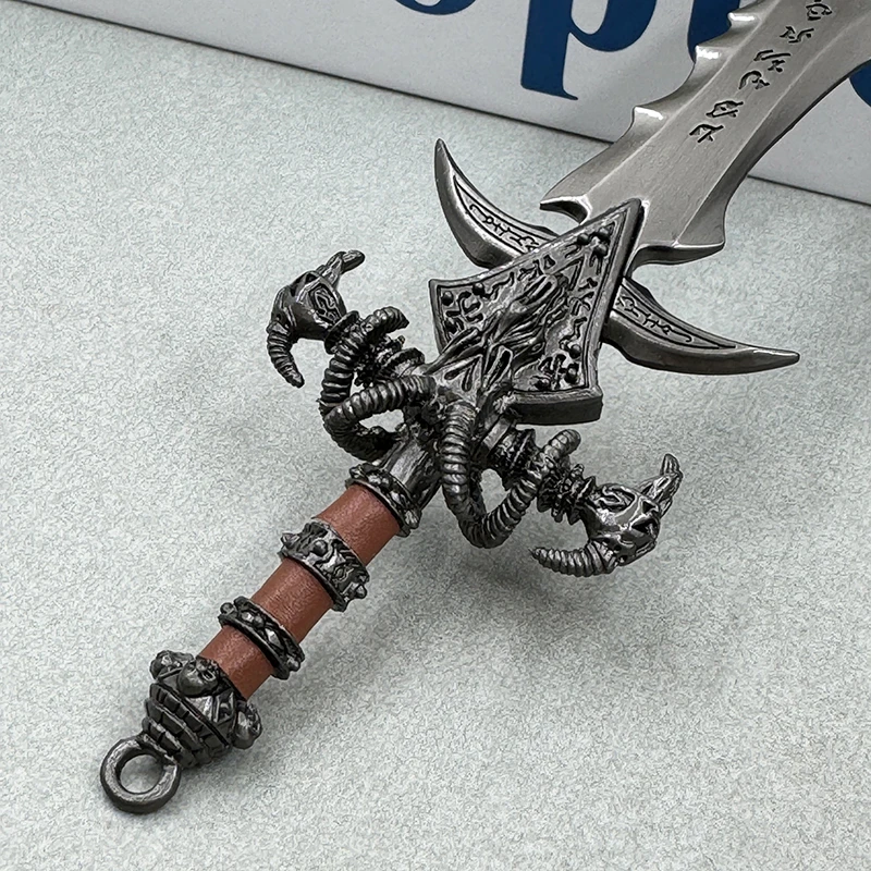 سيف فروستمورن بمقياس 1:6 طبق الأصل المعدني |   نموذج شفرة Runeblade ليتش كينج |   شاشة قابلة للجمع مقاس 22 سم