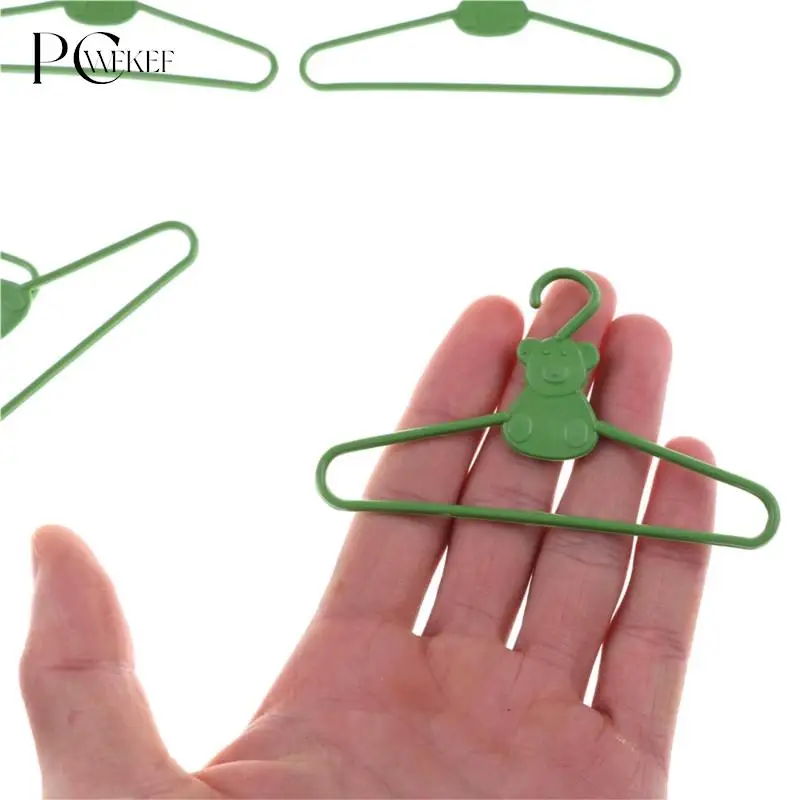 10/20 PCS / Lot Lovely Green Hangers Mini Cute Wardrobe Dress Coat Clothes Plastic Accessories For Babi Doll Dollhouse Gift Toy