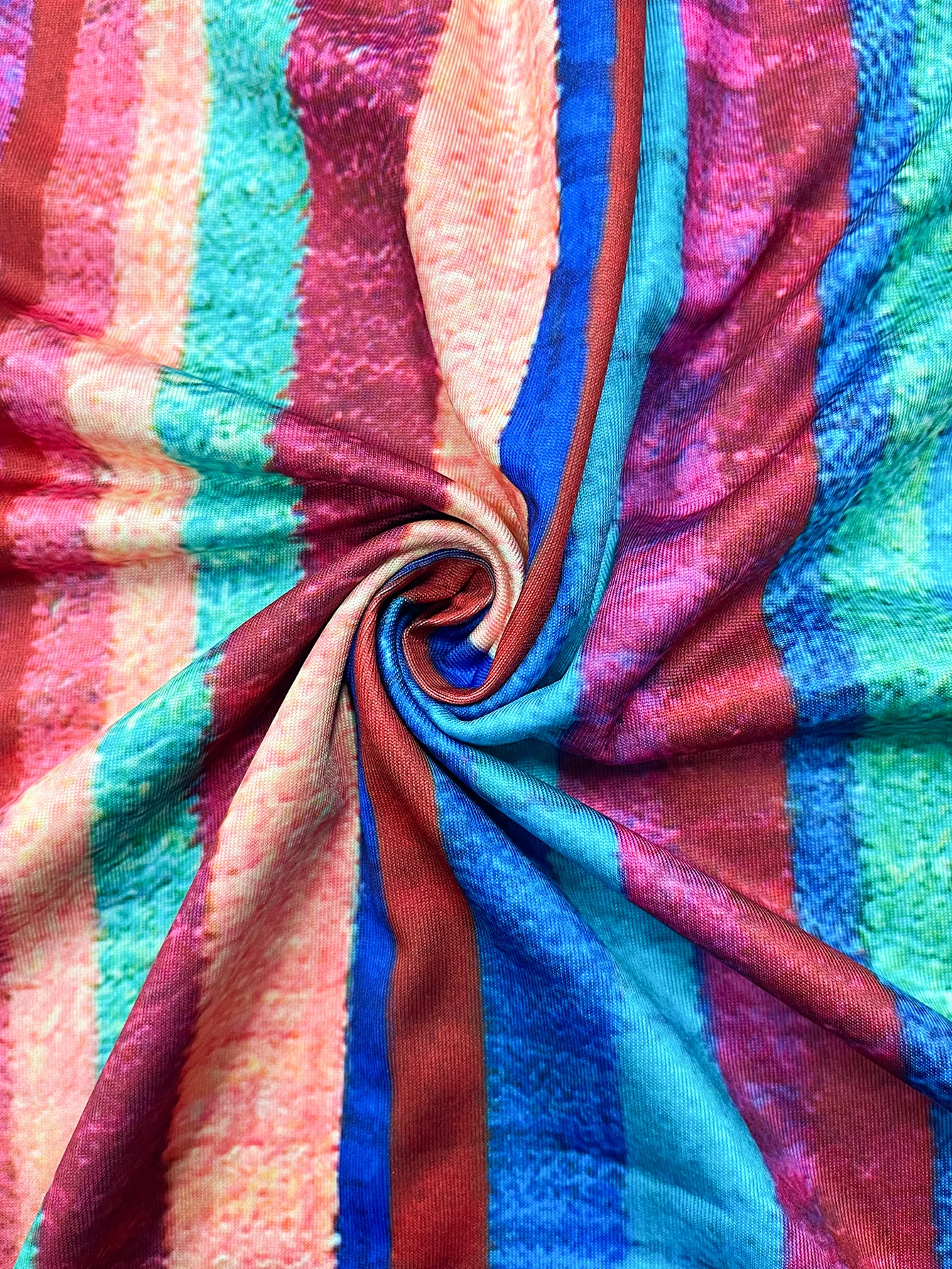 Buntes Maxikleid mit Streifenmuster in Übergröße, ärmelloses Freizeit-Sommerkleid mit Rundhalsausschnitt und Taschen, lockere Passform für kurvige Frauen im Sommer – Detail 6