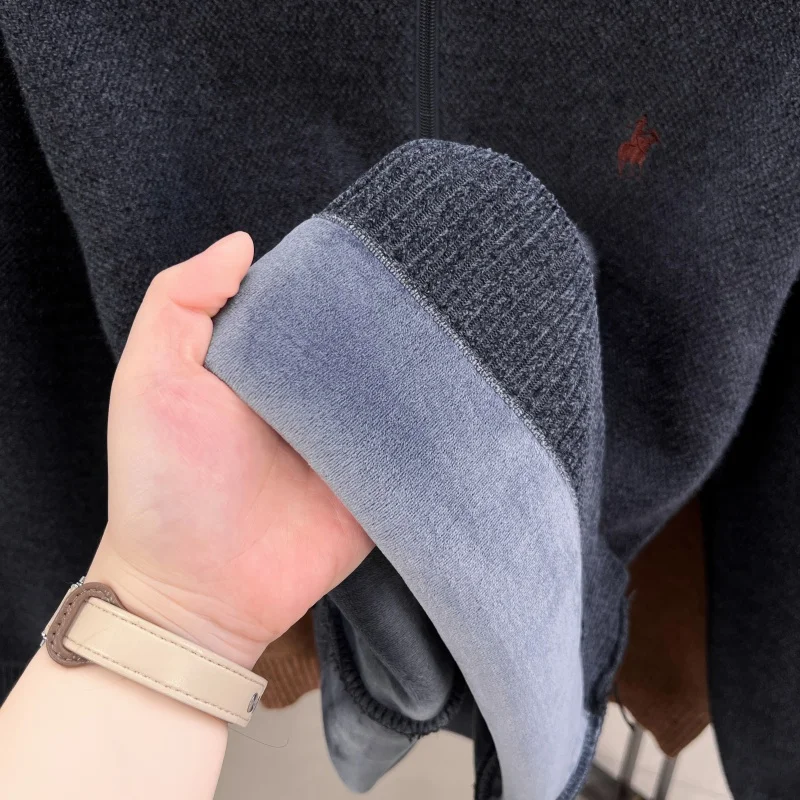 Luxuriöser Herren-Langarm-Strickpullover mit halbem Reißverschluss, Pferde-Stickerei, Stehkragen, Winter-Neuheit, Warmer, Stilvoller, Verdickter Herrenpullover – Detail 3