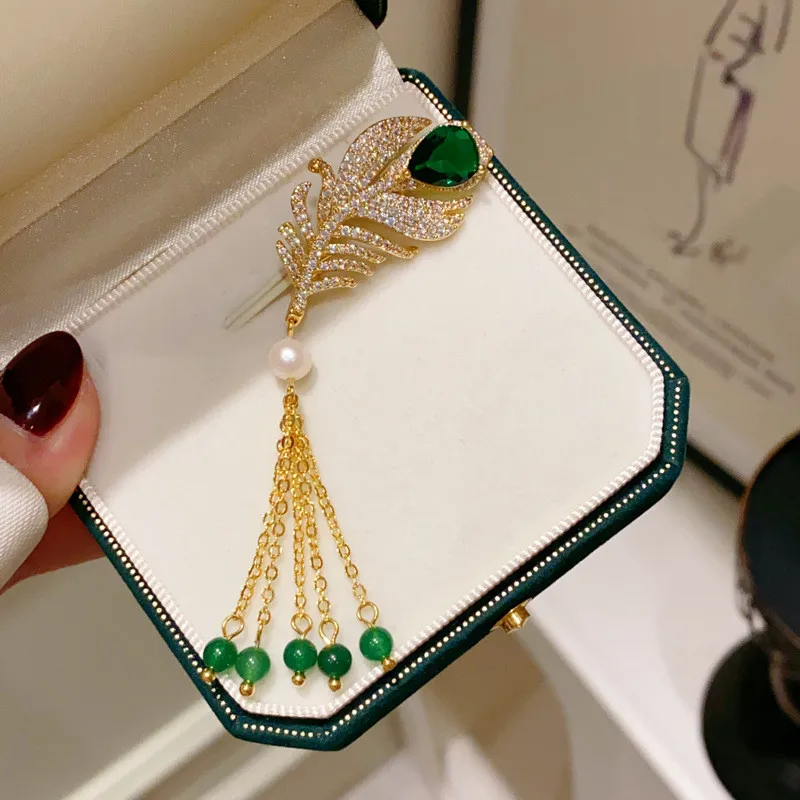 

CC Luxury Brooches Imitation Emerald Pearl Feather Shape Scarf Clasp Tassel High-end Corsage Full of Zirconia Jewelry Gift B365