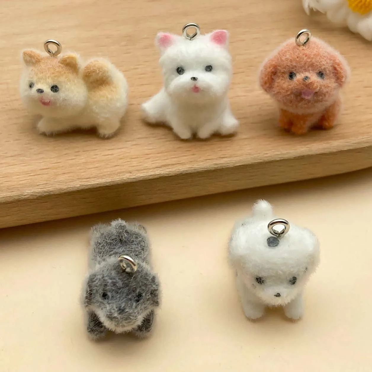 Kit com 2/5 Peças de Pingentes de Resina Flocada em Formato de Cachorrinho para DIY: Colares, Brincos, Chaveiros e Acessórios de Moda para Criação de Joias
