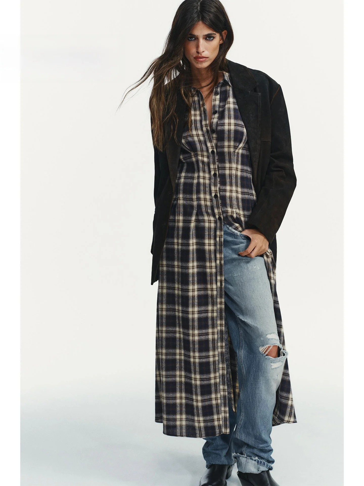 Zimowa sukienka midi z długim rękawem, plisowana, w kratę, z podkreśloną talią, elegancka, długa, codzienna, z wysokim stanem, zapinana na jeden guzik.