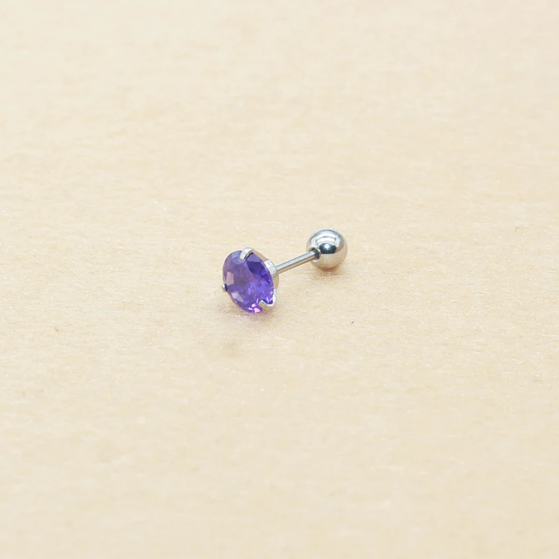Elegante Ohrstecker aus Edelstahl mit Zirkonia, dreizackiges Design, 0,8 x 6 mm, hypoallergener Schmuck für Damen, Geschenk zum Jahrestag. – Detail 3