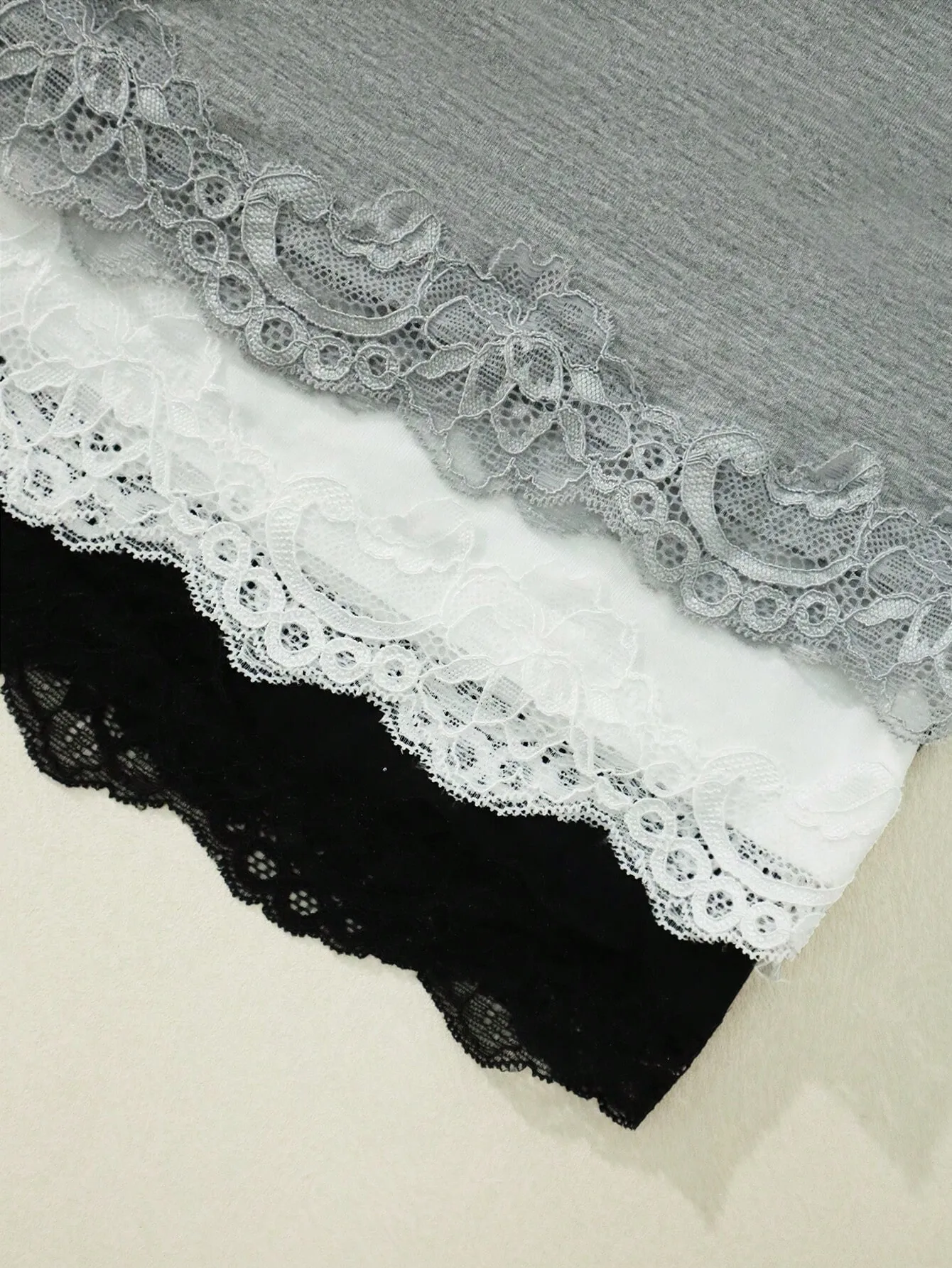 3er-Pack Mehrfarbige Damen-Spitzen-Cami-Tops mit V-Ausschnitt und Spaghettiträgern, schmal geschnitten, lang, Sommer 2026, Basic, lässig, einfarbig, ärmellos – Detail 3