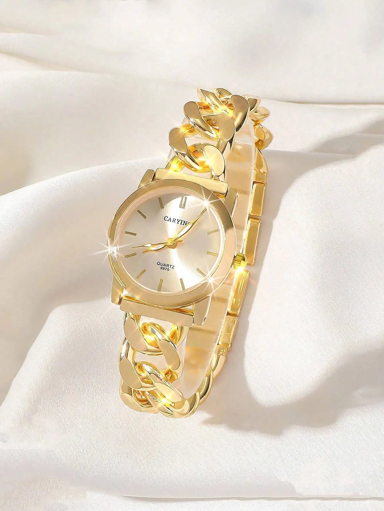 

Женские кварцевые часы с золотистым корпусом, минималистичным циферблатом и браслетом из нержавеющей стали.