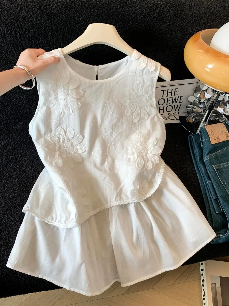

Summer 2026 Women's Loose Fit Embroidered Sleeveless Shirt Sweet Style round Neck Thin Illusion Top Floral 3D Embroidery Tank...