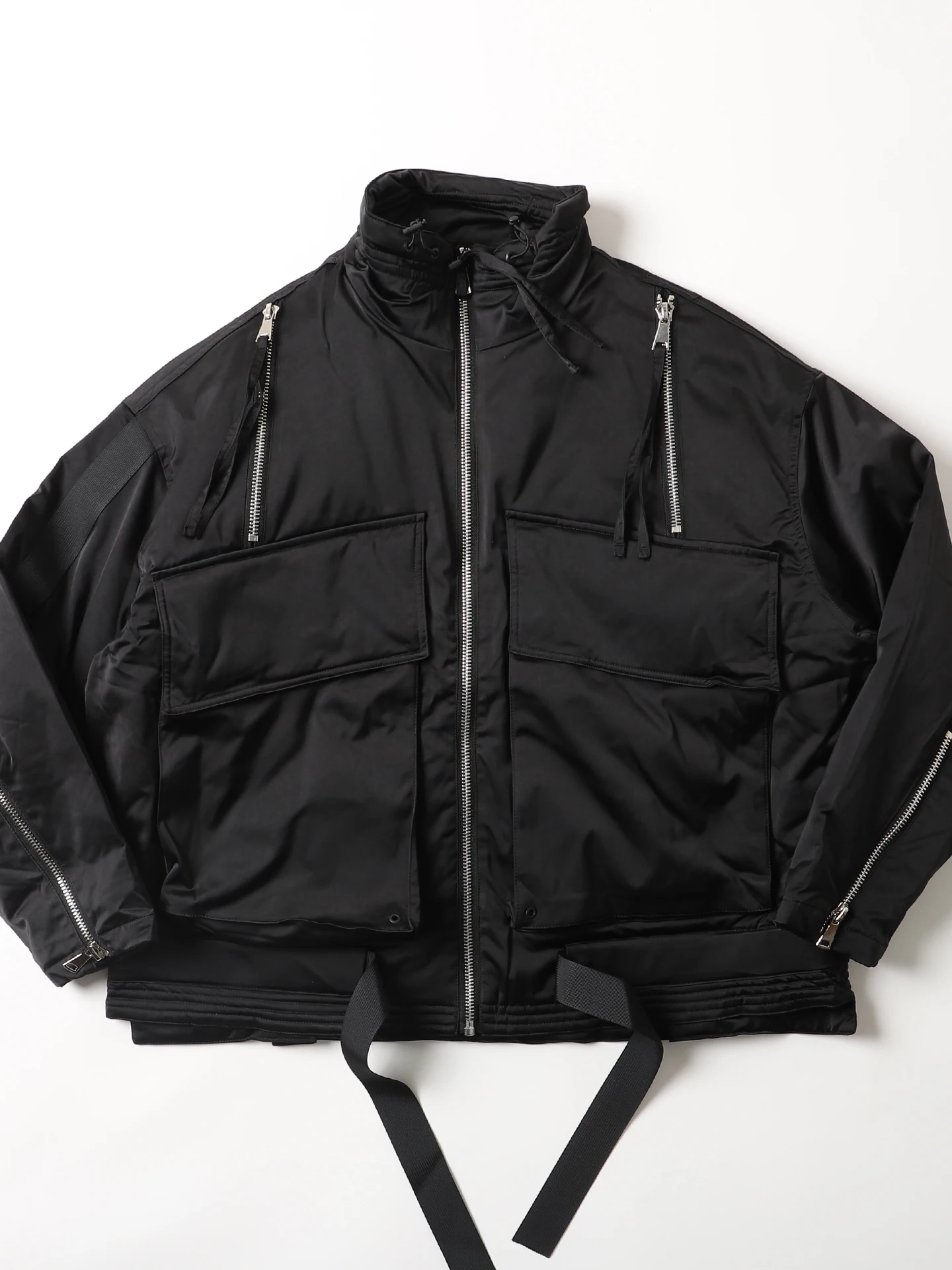 

Мужская теплая пуховая куртка с воротником-стойкой, свободного кроя, из полиэфирного волокна, с декоративной молнией, длинными рукавами, белая, с наполнителем из пуха.