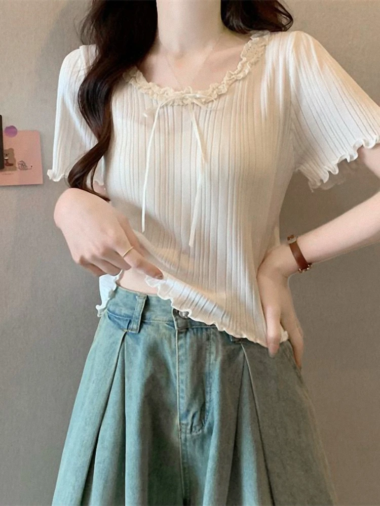 Blusa fena de verão, manga curta, renda vazada, laço borboleta, emenda de malha,  crimento, design moderno e elega...