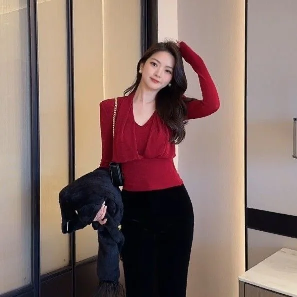 Red Long Sleeve Slim Fit V-Neck T-Shirt Women's Spring Lightweight Fashionable Waist-Cinching Slimming Top Commute Style