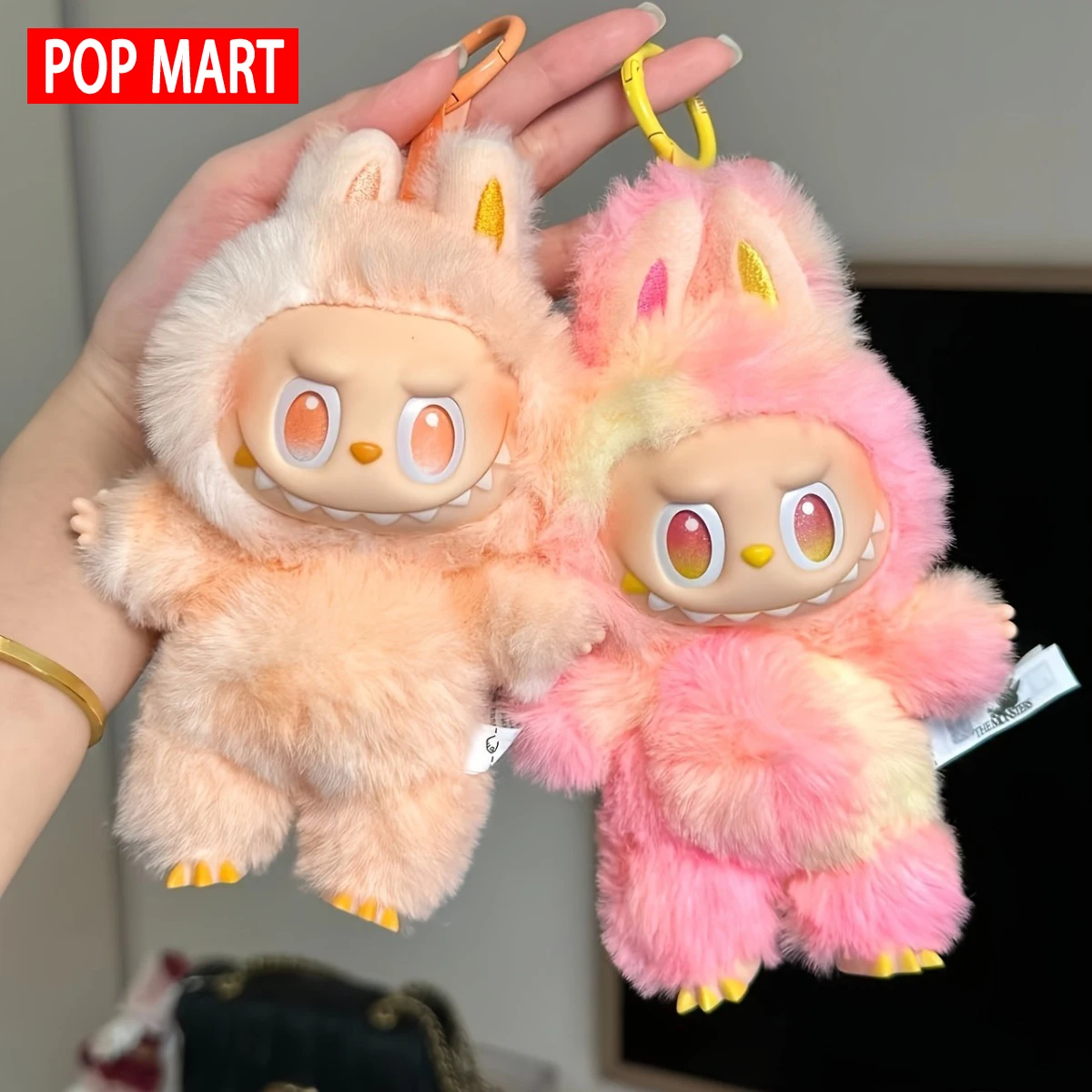 

Оригинальная кукла Labubu — цвет макарон — это идеальный подарок для детей, семьи и друзей.